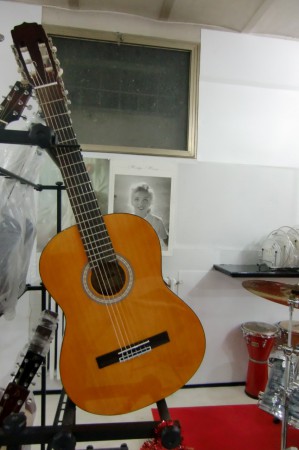 Kit chitarra classica Aria con accordatore+fodero+poggiapiede+accordatore ad € 150,00